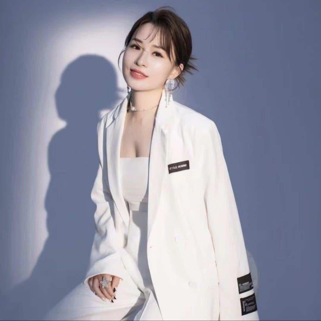 河源女发型师啊萍
