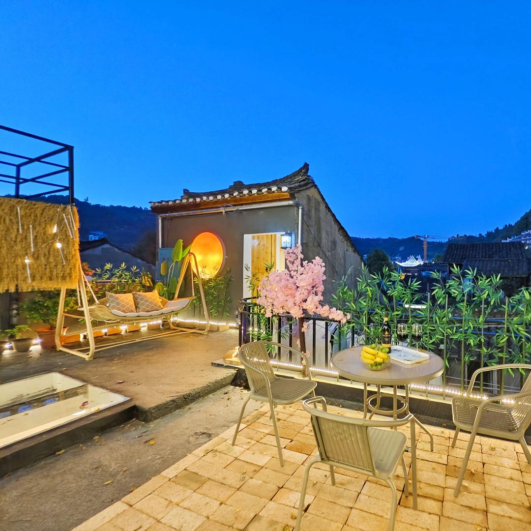 凤凰山与晚枫民宿（虹桥店）官方号