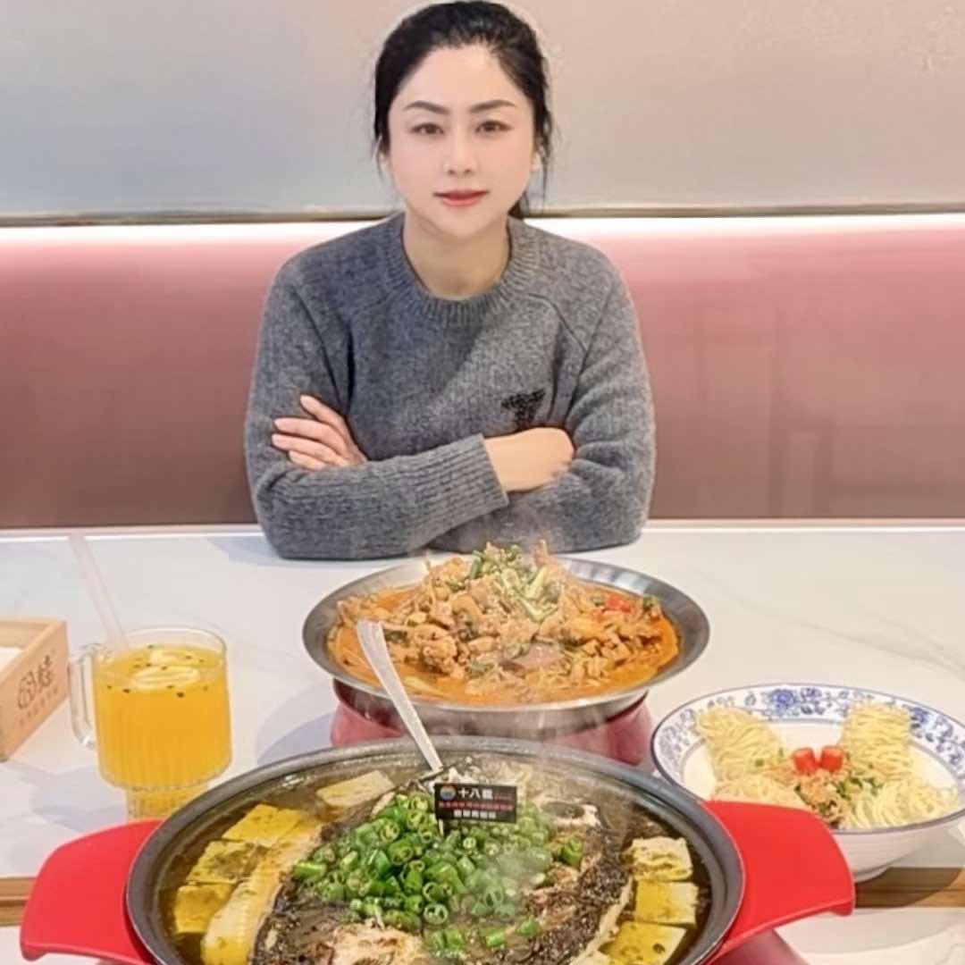 十八载豆花烤鱼&囧蛙周姐日常