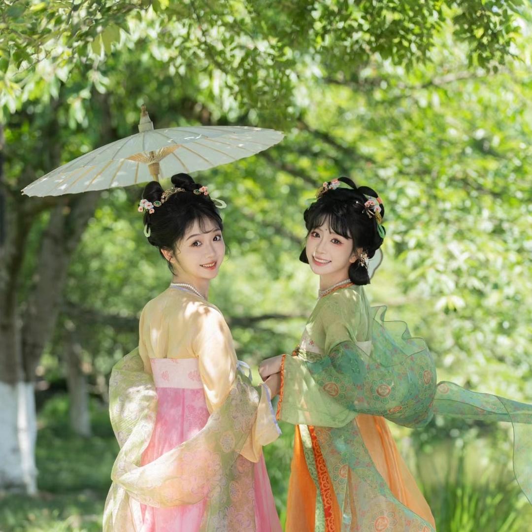 墨色芊华汉服体验店（私信必回）