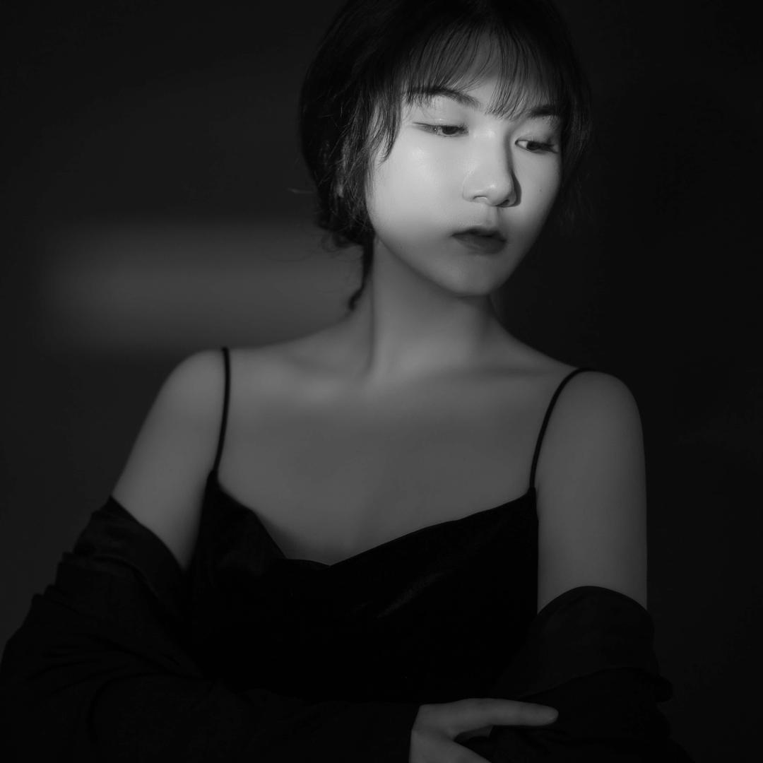 ^_^搓指甲的姑娘