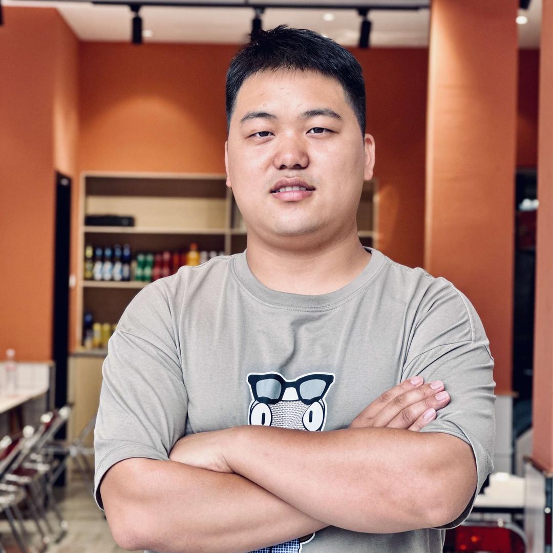 在监利开自助小火锅的英俊哥