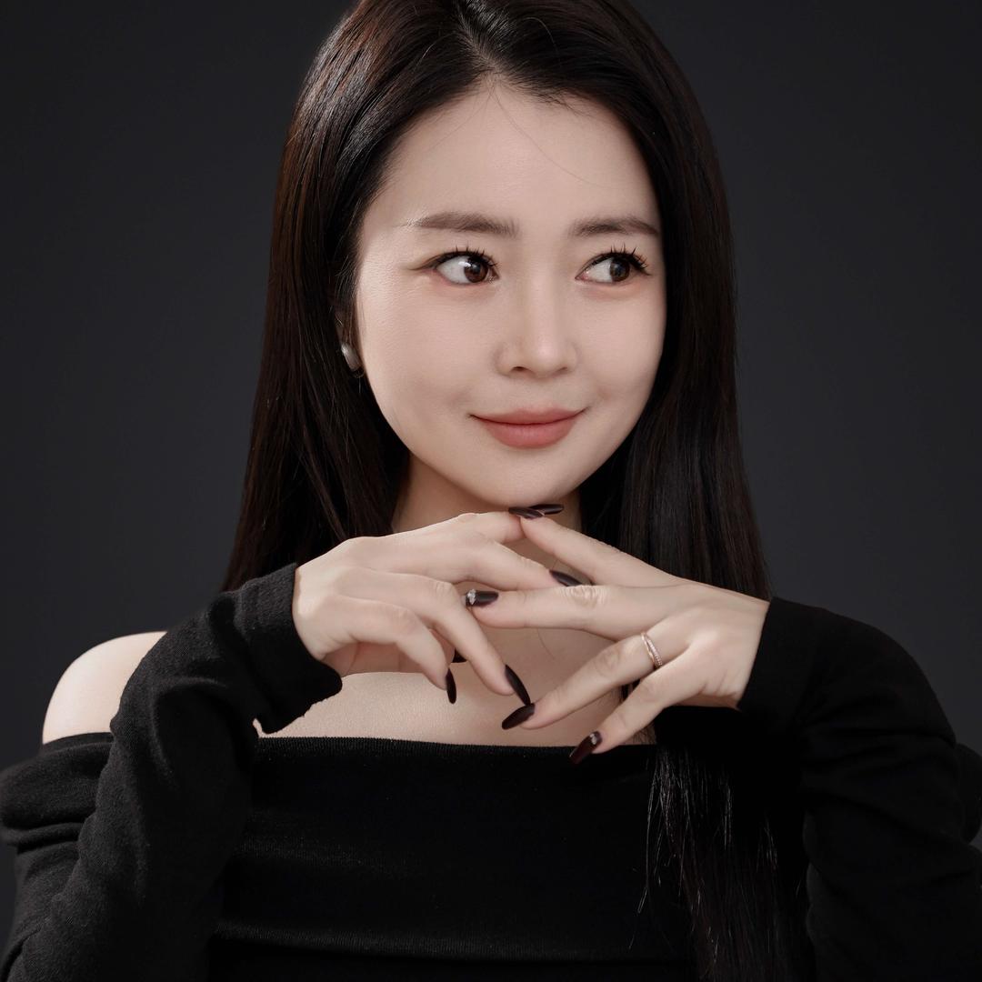 大宁开婚纱店的宇霞