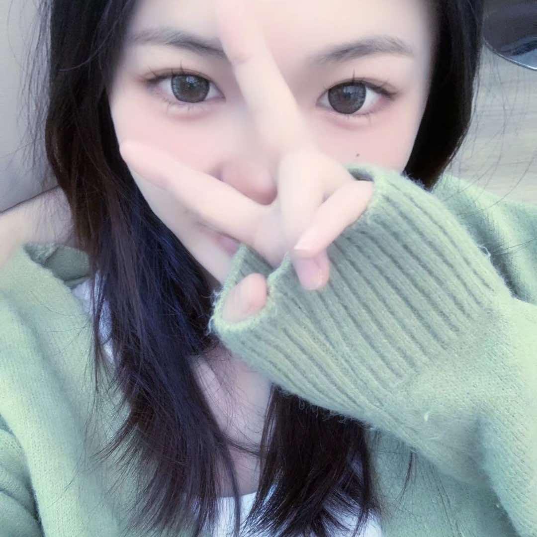 搓指甲的发财女