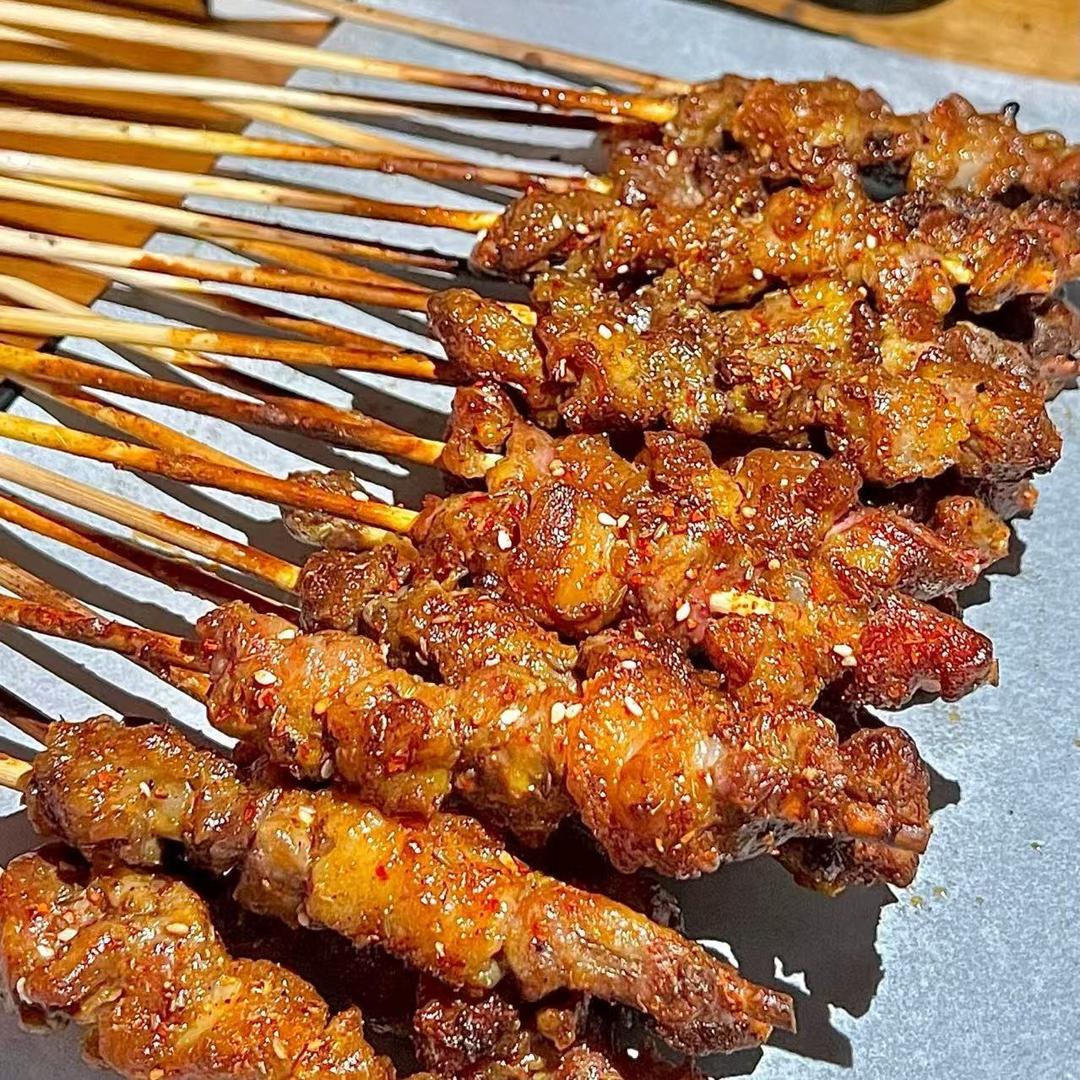 米聆敞吃新疆羊肉串