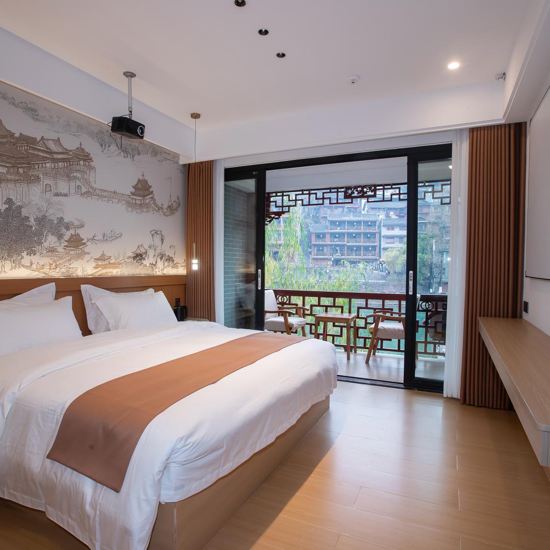 凤凰长河民宿店