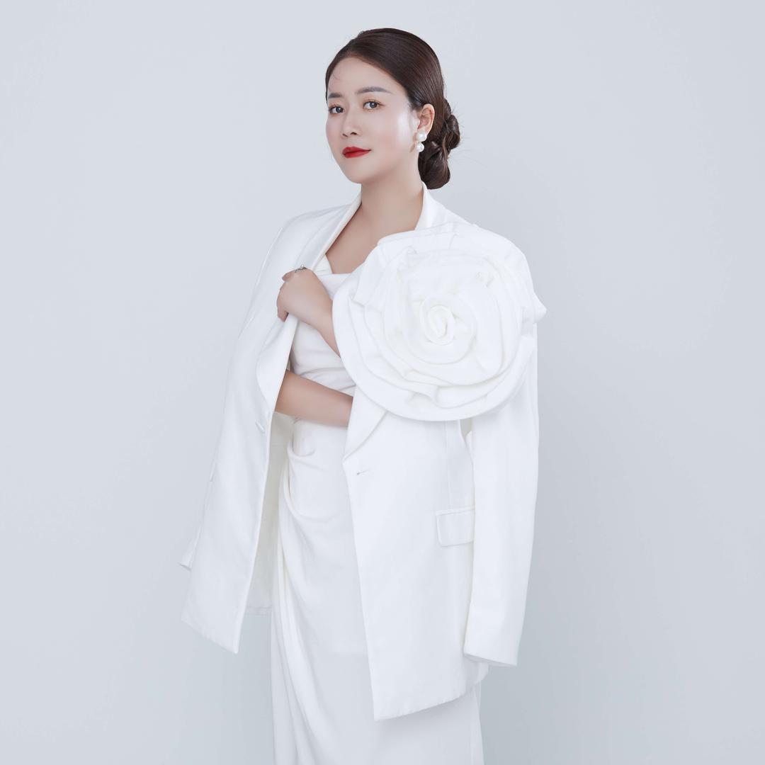 赤壁熠启美 晓敏