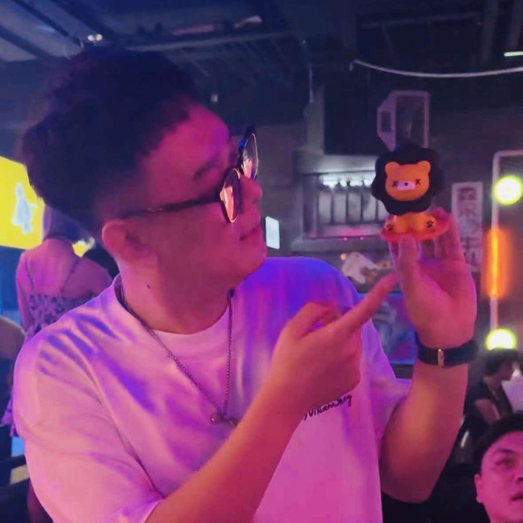 开酒吧的唐同学