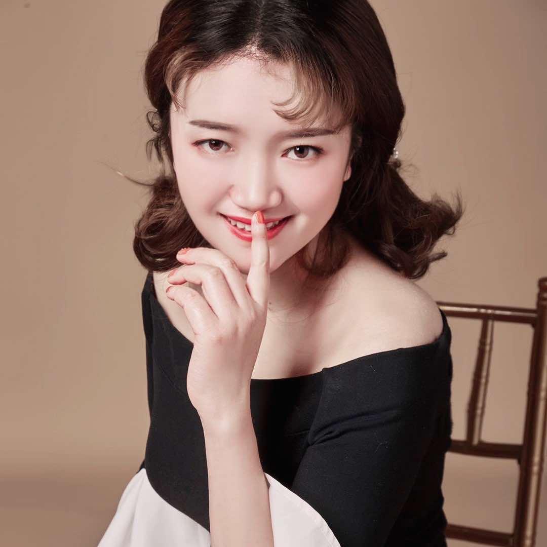 川小馆钵钵鸡的小厨娘