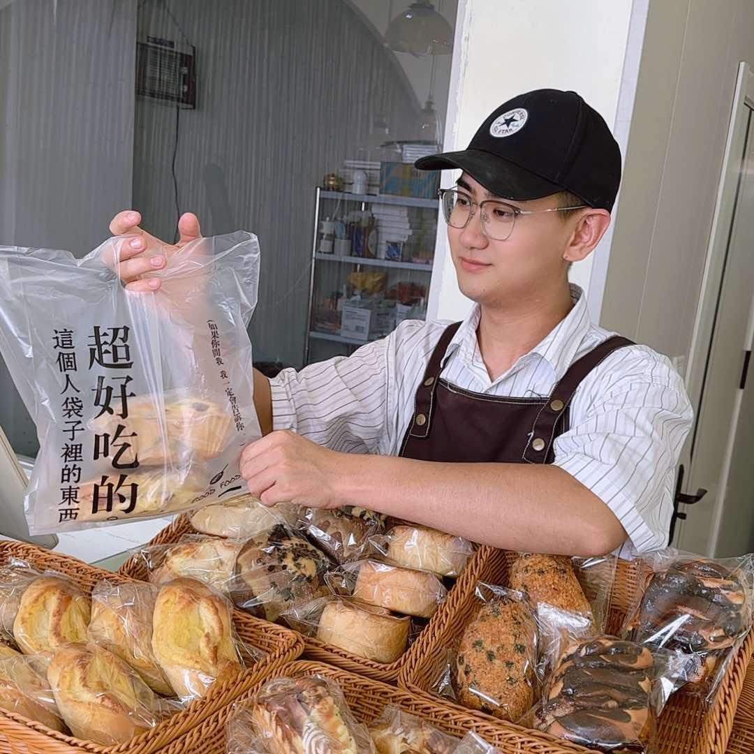 龙鼎广场买个面包