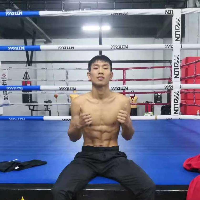 在德州教拳击的小杨