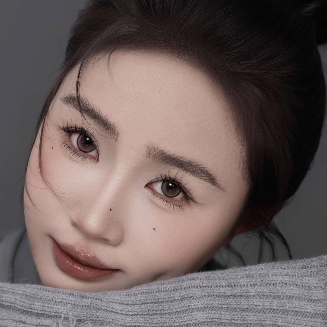 梦丽在坞墙搓指甲