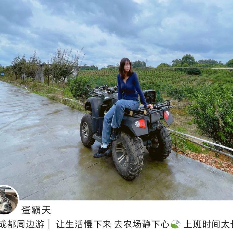 开着拖拉机迎接春天的到来