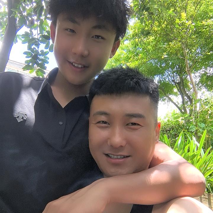 贾伟.唯爱酒店