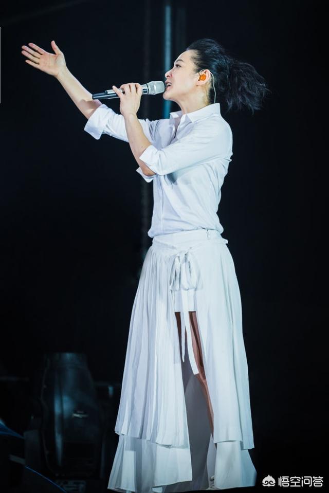 白衬衣如何搭配裙装女士(图5)