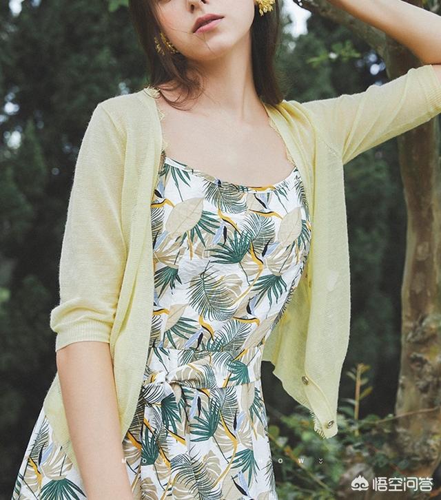 碎花连衣裙（露肩连体碎花连衣裙是什么版型？）