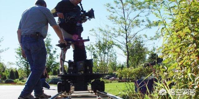 推镜头（一边推远一边拉近镜头叫什么？）