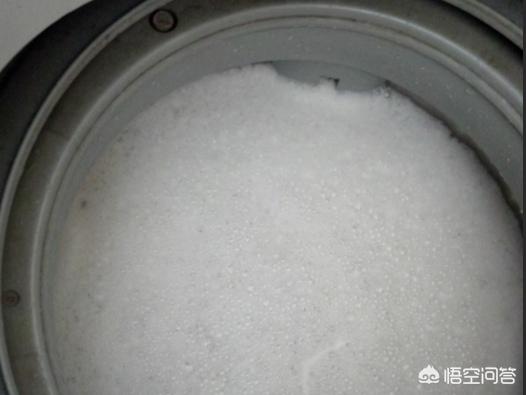 如何清理洗衣机里的污垢，用什么方法清理洗衣机内部的污垢