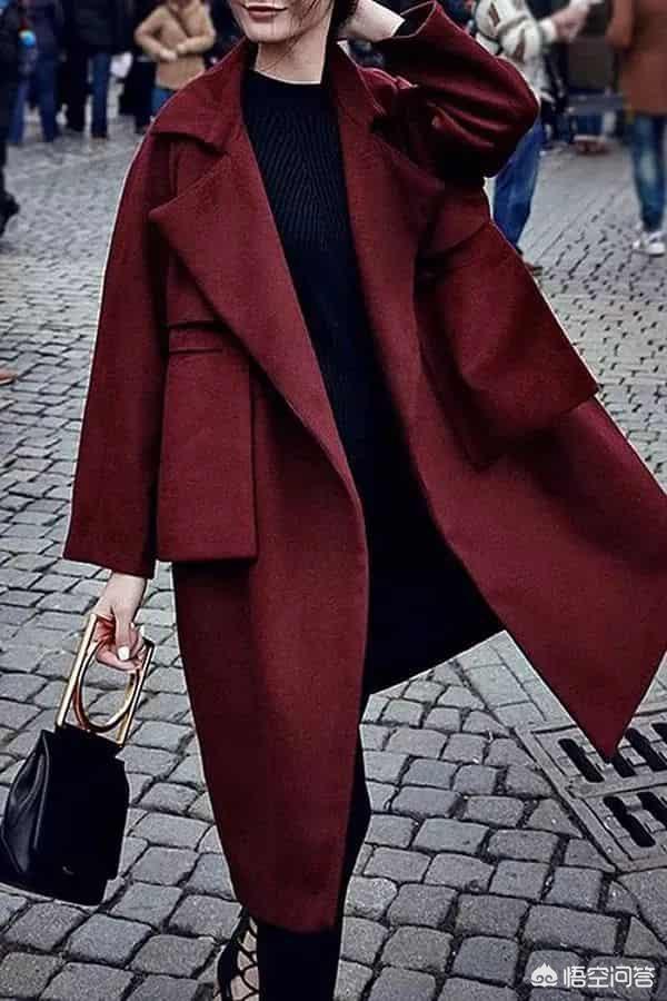 红色风衣和靴子如何搭配
