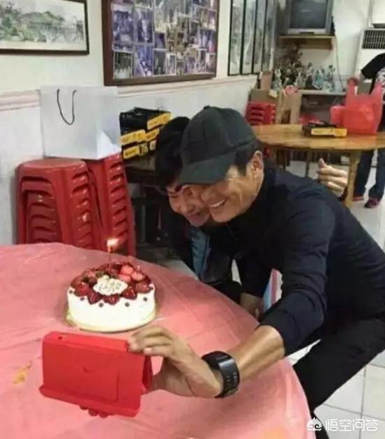 69岁周润发公园跑步 手臂长满肉球
