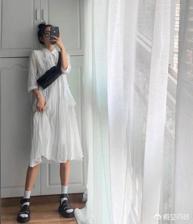 黑色平底凉鞋怎么搭配(图4)