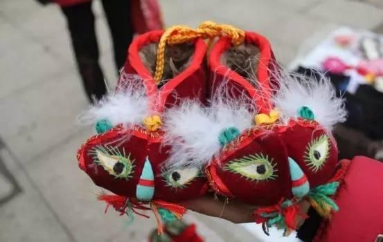 老虎鞋如何搭配男生衣服(图2)
