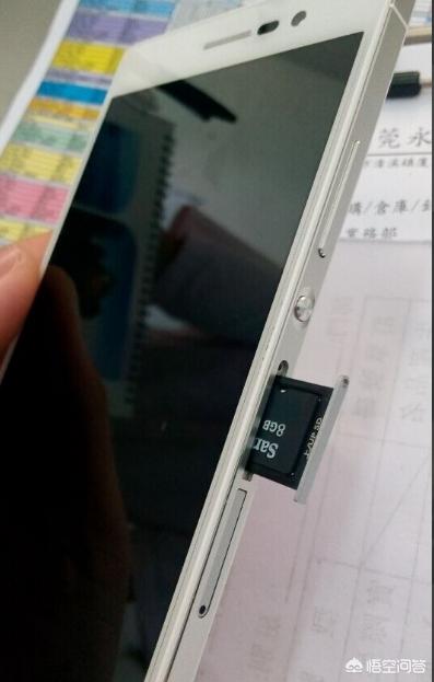 就是机身左侧插入取卡针到孔取出卡槽,卡一是sim卡,卡二是sim卡和储存