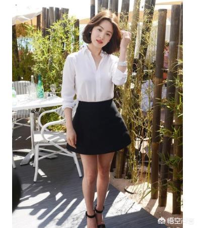 夏天如何搭配白衬衫女孩