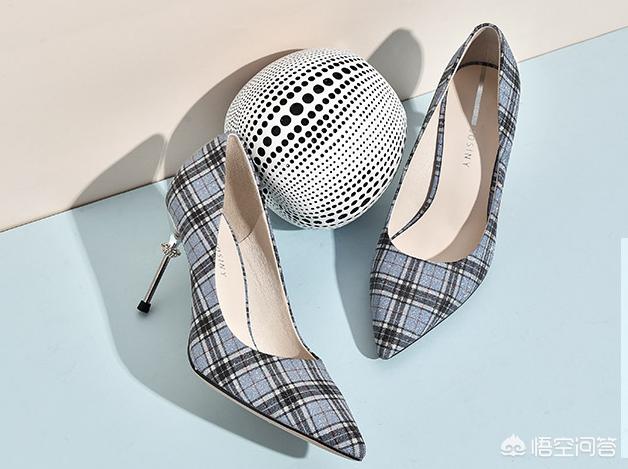 深颜色格子外套如何搭配(图2)