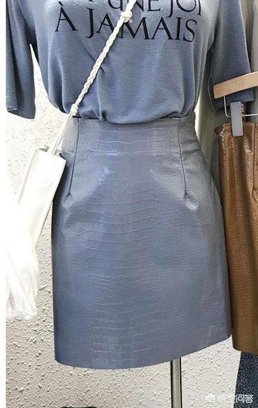 这款藏蓝色皮裙怎么搭配？配什么颜色的袜子？藏蓝色的裙子配啥颜色的包包