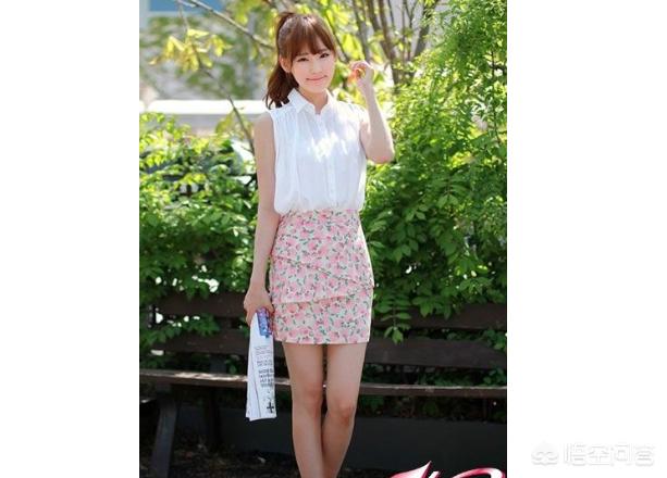 夏天如何搭配白衬衫女孩(图2)