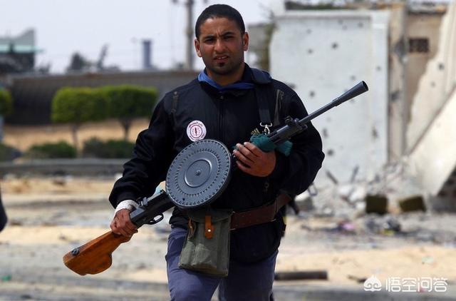 假设有一条以纳米为单位的细线从人的身体中间穿过，人会被切成两半吗？你怎么看？：俄客机迫降断成两截