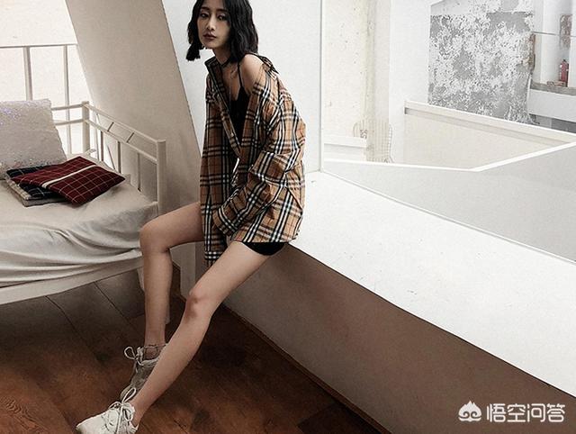 深颜色格子外套如何搭配(图4)