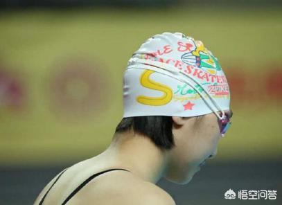 为什么游泳运动员都戴两层泳帽,第1张