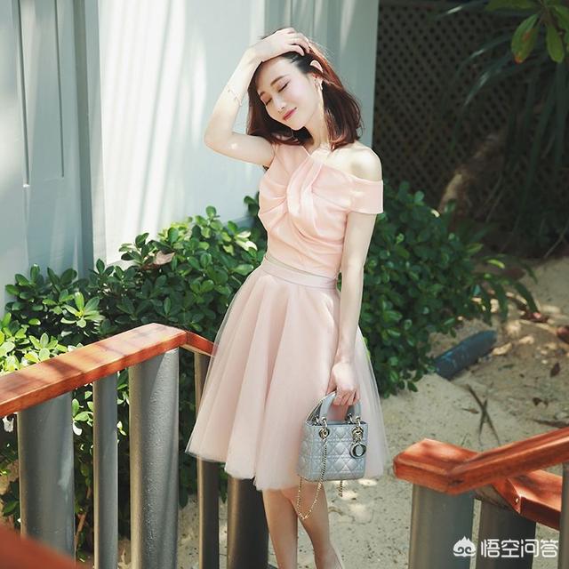 粉色裙子旅游穿搭， 粉色裙怎么搭配