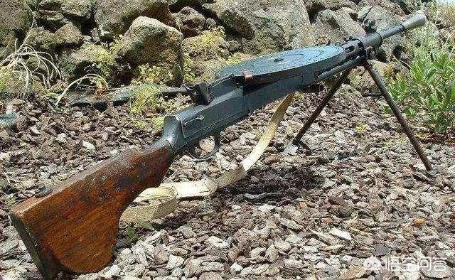 假设有一条以纳米为单位的细线从人的身体中间穿过，人会被切成两半吗？你怎么看？：俄客机迫降断成两截