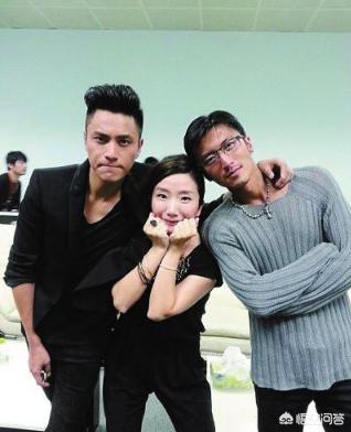 陈坤用耳机砸谢霆锋_陈坤谢霆锋打耳机是哪一期