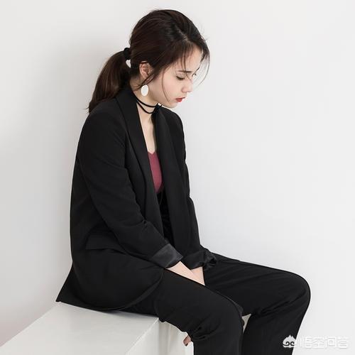 黑色西服外套如何搭配裤子(图1)