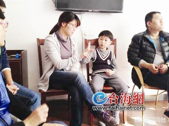 听障男孩表演精彩魔术获掌声_聋哑人要怎么用手势表示爱人？