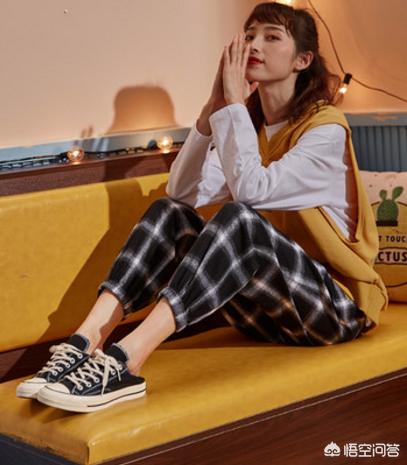 黑白格子小裤子如何搭配