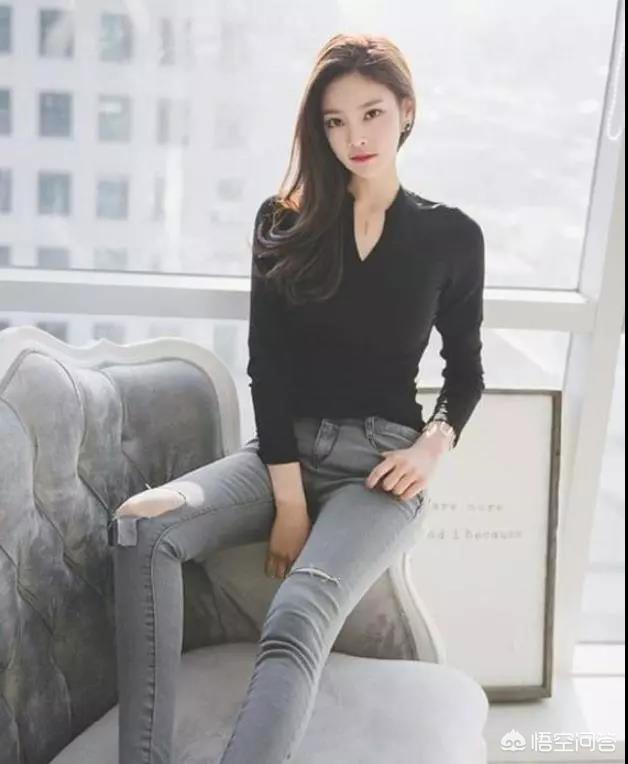 紧身小上衣如何搭配裤子(图2)