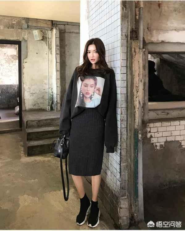 黑色针织裙子如何搭配外套(图5)