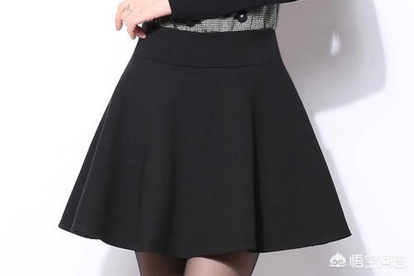 黑色中短裙如何搭配衣服(图3)