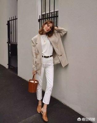 穿白色裤子如何搭配衣服