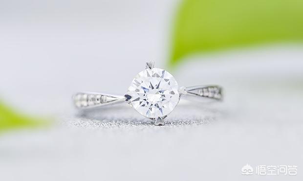 订婚戒指买什么样的好，8000元左右能买到什么戒指呢？