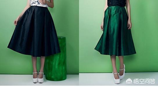 墨绿色半裙搭配什么颜色上衣好看呢？墨绿色的百褶裙配什么颜色的衣服搭配？