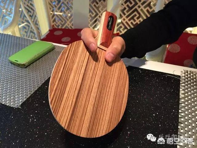 乒乓球拍怎样握好？