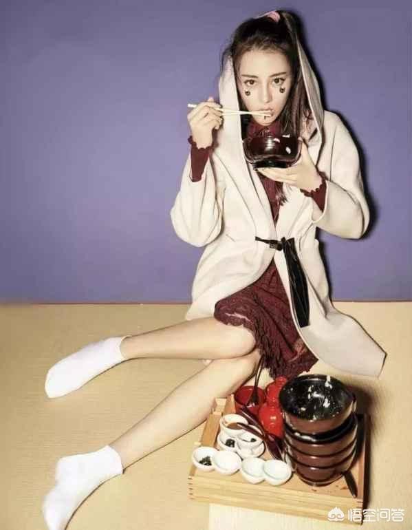 红色风衣和靴子如何搭配(图9)