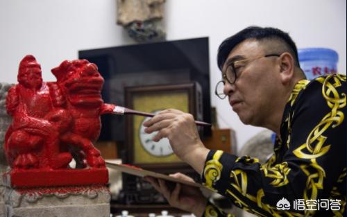 50岁的女人学画画晚吗？：1米58男子苦练绣花一幅卖到6万8