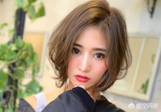大卷中短发如何搭配衣服(图10)